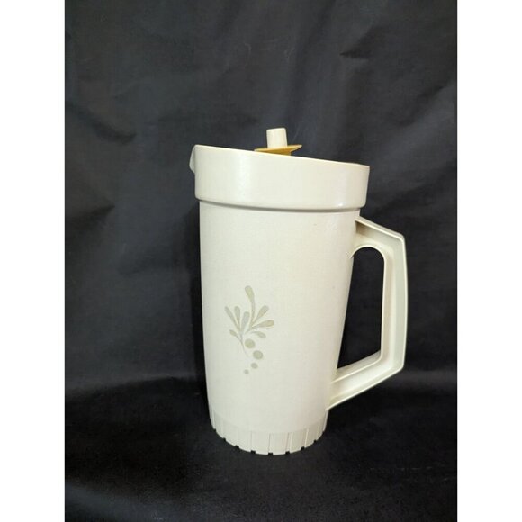 Vintage Tupperware 2 QT Pitcher Press Button Seal Almond #800 - Picture 8 of 9